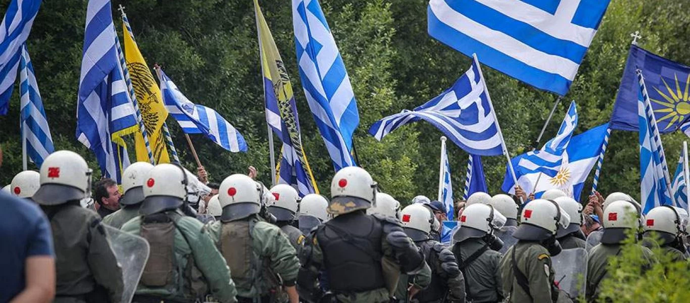 Ξύλο & χημικά από τις δυνάμεις ασφαλείας σε Έλληνες στο Τυμπάκι - «Πολιόρκησαν» παράνομο τζαμί Πακιστανών (βίντεο)